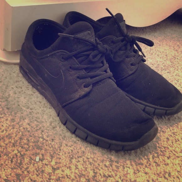 Nike Shoes - Black nike sneakers Nike Shoes - Black nike sneakers